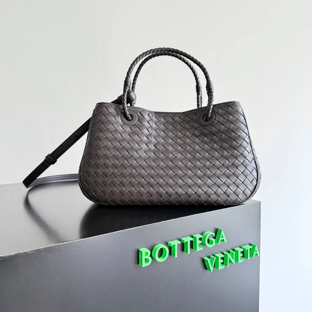 Batch 2200 Bottega Veneta Basket new woven handbag. The classic tote bag style has its own elegant and elegant temperament. It does not feel out of place whether it is commuting or casual outings. It is suitable for various occasions! The design of the woven handle is the finishing touch. The hand-woven texture is delicate and rich in texture. It is not only beautiful, but also extremely comfortable to hold. It looks low-key when held in the hand, but in fact it exudes luxurious charm. Iconic weaving process, each weave is tight and even, showing BV's exquisite production technology. The metal ring decoration is perfectly connected with the bag body, adding a sense of modernity and sophistication to the whole. Moreover, the lines of the bag body are smooth and natural, and the curvature is ergonomic. It can be perfectly adapted whether it is carried on the shoulder or carried in the hand, showing an elegant posture. Style number: 836261 Size: 31*18.5*16cm